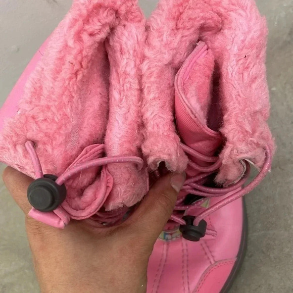 Girls pink  uggs - Picture 3 of 6